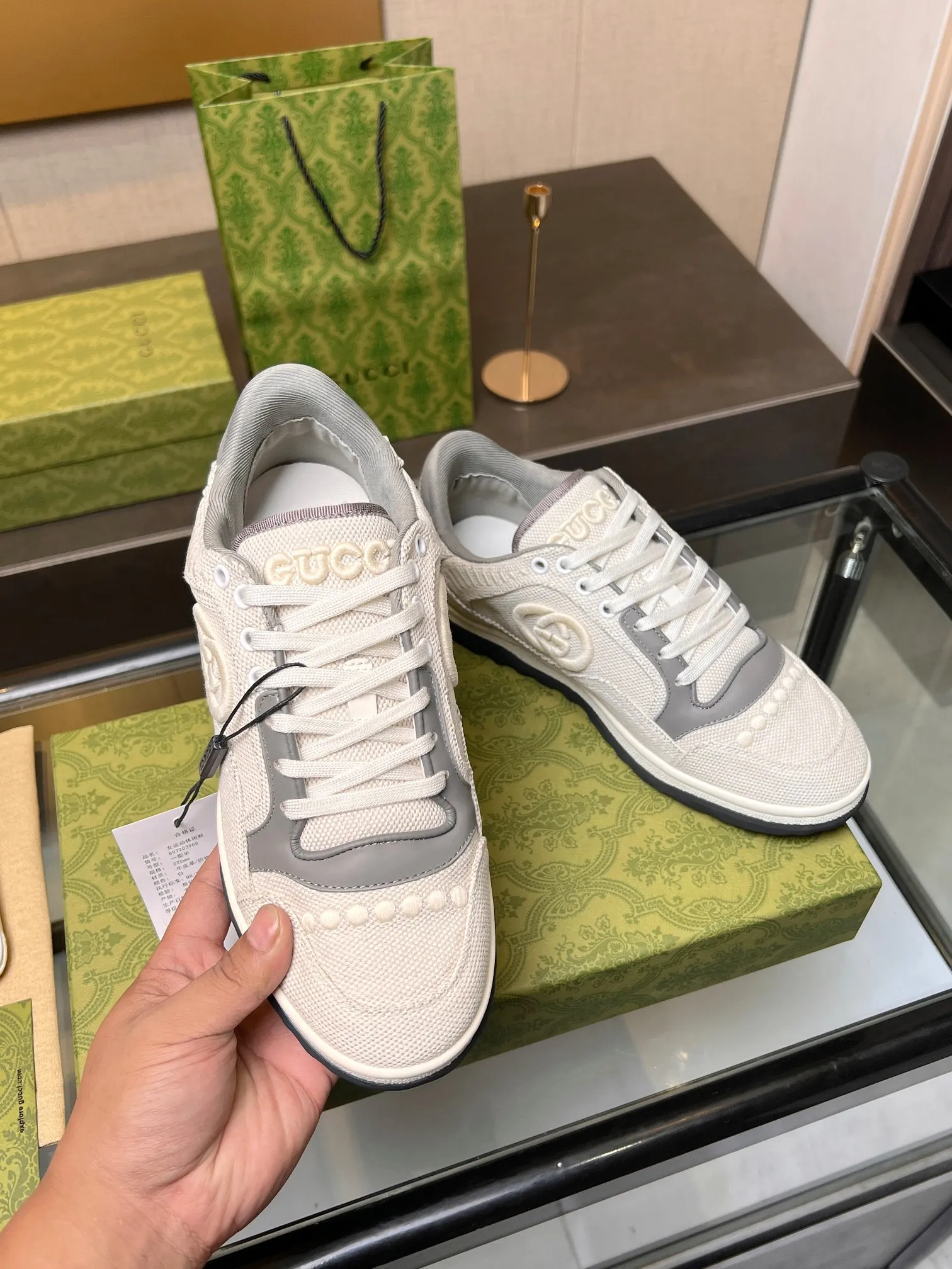 👟👟Ex-factory price 520👟👟 Top version, full styling effect, instant sales of the common practice of soft treading in the market, 💣💣💣Gucci2023 early spring Gucci G home latest hot style MAC80 sports shoes couple style casual retro distressed dirty shoes small dirty shoes small white shoes🌸🌸🌸 original purchase and development Production Gucci MAC80 new hot-selling series. The exquisite and compact interlocking double G logo romantically interprets the aesthetic concept of this series. Made of off-white leather, ▪️Material: original customized imported first-layer cowhide ▪️Inner lining: original customized imported breathable mesh ▪️Outsole: original molded two-color TPU outsole ▪️Sole thickness: 3CM ▪️Size: women's 35-40 / men's 39-45